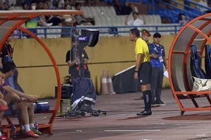 Trọng tài Ngô Duy Lân đang xem tình huống từ VAR cung cấp.