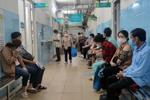 Người dân đến BV Bình Dân khám chữa bệnh.