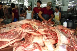 Thịt heo có nguồn gốc rõ ràng được kinh doanh trong chợ đầu mối Hóc Môn, TP.HCM.