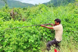 Công an dựng lại hiện trường ông Ksor Nô đi săn, bắn anh TAH tử vong.