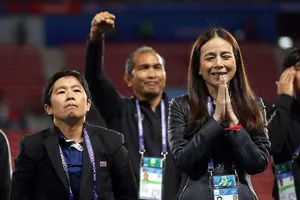 Madam Pang (phải) và nữ HLV Nuengrutai Srathongvian (trái), người mà bà Pang nói rằng đã hy sinh cả giới tính, hạnh phúc gia đình của mình cho bóng đá nữ Thái Lan.