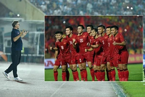 HLV Troussier và các tuyển thủ Việt Nam trong trận thắng Palestine 2-0.