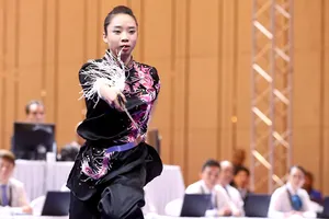 Nữ võ sĩ wushu Dương Thúy Vi trong bài thi chung kết kiếm thuật.