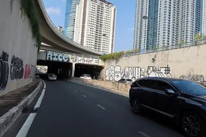 Nhiều công trình giao thông công cộng hiện đang bị vẽ bậy.