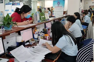 Người dân đến cơ quan BHXH TP.HCM thực hiện thủ tục liên quan đến BHXH.