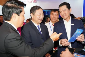 Phó Chủ tịch UBND TP.HCM Dương Anh Đức (giữa) tham quan các gian hàng tại khu triển lãm trong khuôn khổ Tuần lễ Chuyển đổi số TP.HCM.