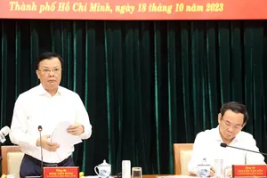 Bí thư Thành ủy Hà Nội Đinh Tiến Dũng, Phó Trưởng nhóm 6 Ban Chỉ đạo tổng kết Trung ương, Trưởng đoàn khảo sát, phát biểu tại buổi làm việc. 