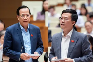 Bộ trưởng Bộ LĐ-TB&XH Đào Ngọc Dung (trái) và đại biểu Đỗ Chí Nghĩa, Đoàn đại biểu Quốc hội tỉnh Phú Yên, phát biểu tại phiên thảo luận.