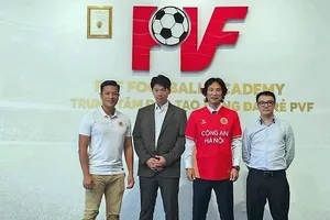 HLV Gong Oh-kyun (thứ ba từ trái) quay lại Việt Nam nhận nhiệm vụ mới dẫn dắt CLB Công an Hà Nội.