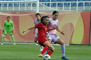 Huỳnh Như tranh bóng cùng cầu thủ Nhật Bản trong trận thua 0-2.