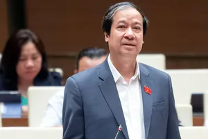 Bộ trưởng Bộ GD&ĐT Nguyễn Kim Sơn phát biểu giải trình tại phiên thảo luận.