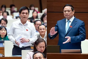 Thủ tướng Phạm Minh Chính (phải) và ĐB Nguyễn Lâm Thành (Đoàn ĐBQH tỉnh Thái Nguyên) tại phiên chất vấn sáng 8-11. 