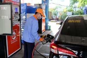 Khách hàng đang đổ xăng tại một cửa hàng ở TP.HCM.