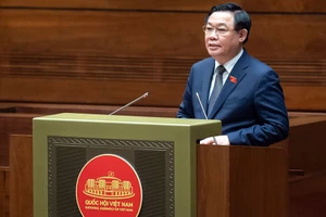 Chủ tịch Quốc hội Vương Đình Huệ phát biểu tại phiên họp. 