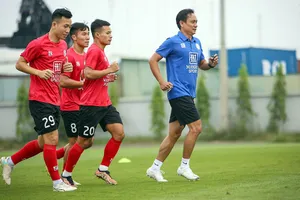 HLV tạm quyền Phùng Thanh Phương hướng dẫn cầu thủ CLB TP.HCM tập luyện.