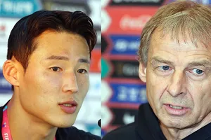 HLV Klinsmann (phải) và tuyển thủ Son Jun-ho.