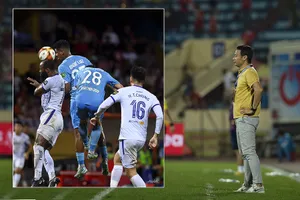 HLV Vũ Hồng Việt cùng các cầu thủ Nam Định đang muốn lấy lại niềm tin nơi người hâm mộ.