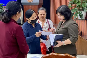 Các đại biểu TP.HCM trao đổi với cử tri quận 12 tại một buổi tiếp xúc vào ngày 30-11.