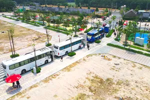 Khách hàng tham quan một dự án đất nền tại Bình Phước.