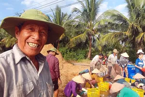 Chú Tám Đấu kể chuyện mần vần công ở quê hương mình.