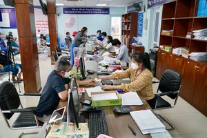 Người dân đến làm thủ tục hành chính tại phường Hiệp Bình Chánh, TPThủ Đức (TP.HCM).