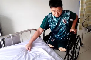 Đại úy Ngôi tập di chuyển từ xe lăn lên giường bệnh và ngược lại.