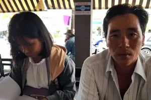 Vợ chồng chị Dư Cẩm Tú bức xúc kể về vụ việc bị “chìm theo con tàu” vì không có tiền trục vớt xác tàu.