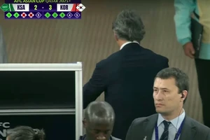 HLV Mancini đi vào đường hầm sau khi học trò của ông sút hỏng loạt luân lưu thứ tư.