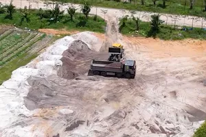 “Công trường sa tặc” của ông Nguyễn Hữu Ch ở thôn 3, xã Sơn Mỹ, huyện Hàm Tân.