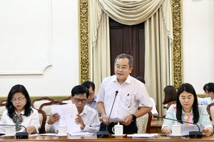 Ông Trần Thúc Chương, Phó Chủ tịch UBND quận 11, báo cáo tại buổi làm việc.