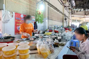 Tiểu thương chợ An Sương, quận 12 luôn đeo găng tay, khẩu trang tuân thủ vệ sinh ATTP.