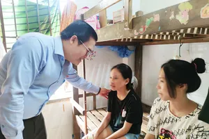 Ông Cao Thanh Bình thăm hỏi các trẻ em ở nhà nuôi dạy trẻ mồ côi Diệu Giác.