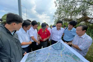 Ông Mai Hữu Quyết, Phó Chủ tịch UBND TP Thủ Đức (thứ ba từ phải sang), đi kiểm tra ranh mốc dự án hồi đầu năm 2024.