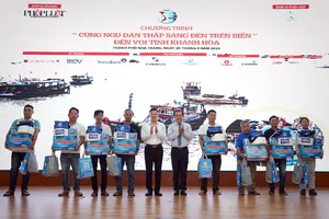 Tổng Biên tập báo Pháp Luật TP.HCM Mai Ngọc Phước và Vụ trưởng, Trưởng Cơ quan thường trực khu vực miền Nam, Ban Tuyên giáo Trung ương Nguyễn Huy Ngọc tặng quà cho bà con ngư dân.