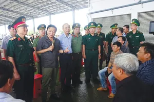 Ngày 16-10, Phó Thủ tướng Chính phủ Trần Hồng Hà hỏi thăm tình hình đời sống, đánh bắt thủy sản của bà con ngư dân ở thị trấn Sông Đốc (huyện Trần Văn Thời, Cà Mau) về nỗ lực chống khai thác IUU.