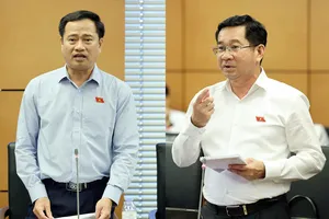 Chánh án TAND TP.HCM Lê Thanh Phong (ảnh phải) và Phó Chủ tịch thường trực UBND TP.HCM Dương Ngọc Hải.