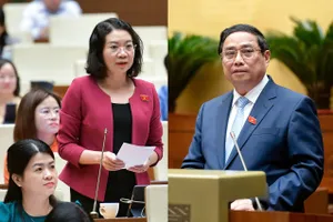 Thủ tướng Phạm Minh Chính (phải) và đại biểu Mai Thị Phương Hoa (đoàn Nam Định) tại phiên chất vấn và trả lời chất vấn chiều 12-11.