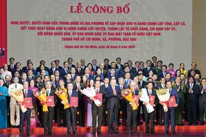 Tổng Bí thư Tô Lâm trao quyết định của Bộ Chính trị cho Bí thư Thành ủy TP.HCM Nguyễn Văn Nên và Ban Thường vụ, Ban Chấp hành Đảng bộ TP.HCM mới.