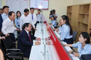 Thủ tướng Phạm Minh Chính kiểm tra thực tế hoạt động, vận hành của Trung tâm phường Hồng An, TP Hải Phòng.