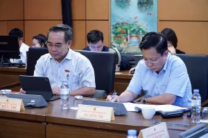 Các đại biểu tham dự phiên thảo luận tại tổ.