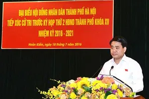 Chủ tịch Hà Nội trả lời cử tri về việc chọn trồng cây phượng