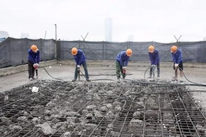 Huy động cẩu trục để phá dỡ cao ốc 8B Lê Trực trong tháng 9