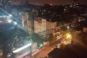 Lãnh đạo yêu cầu kiểm tra vụ cần cầu sập trúng nhà dân