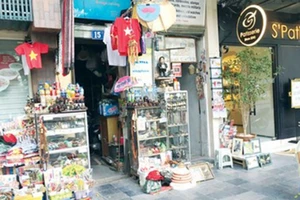 Dân quanh Hồ Gươm kiến nghị chỉ mở phố đi bộ buổi tối