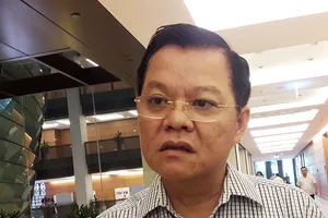 Vụ đổ bùn thải xuống sông Hồng: Tạm đình chỉ 3 cảnh sát