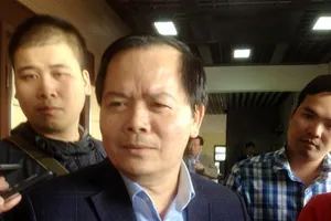 Chi trăm tỉ không nạo vét được khối bùn nào ở Hồ Tây?