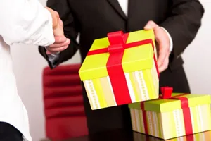 Hà Nội cấm công chức đi thăm, tặng quà tết cho cấp trên