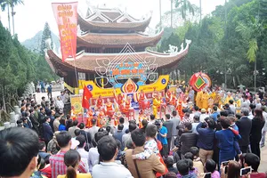 Chen chân khai hội Chùa Hương