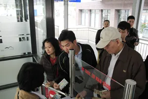 Buýt nhanh BRT Hà Nội: Thu phí vẫn hút khách 