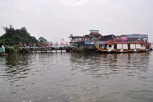 Sẽ cưỡng chế nhà hàng nổi Hồ Tây sau 10-3